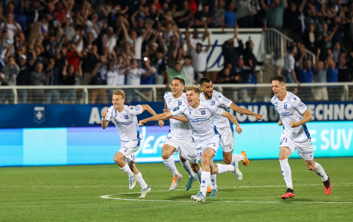 ici_auxerre's tweet photo. ⚽️#100pourcentAJA🔵⚪️
📻@bleuauxerre
🕰18h
📜#AJAFCSM : la tension et la folie à l'Abbé-Deschamps après la qualif' en barrage ! | Maintenant, place à l'@ASSEofficiel ! | L'@AJA peut-elle monter en @Ligue1UberEats ?
👥#Denis #Goux #Enzo @michjamusim
📞0386522323
#TeamAJA #FBsport https://t.co/vAdTYEtRGy
