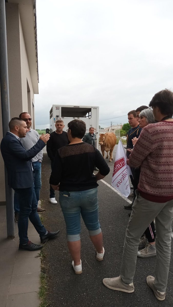 MarieViargues's tweet photo. action dans 1 centrale de restauration collective. 
Après avoir évoqué la pénurie de viande de bœuf ils proposent un plat végé en remplacement inadmissible ! 
Pas de pénurie mais seulement 1↗️des coûts de production.
La viande ne rentre plus dans le budget :1,45€/repas 😱
#EGA2 https://t.co/6Eg1TWcJbY