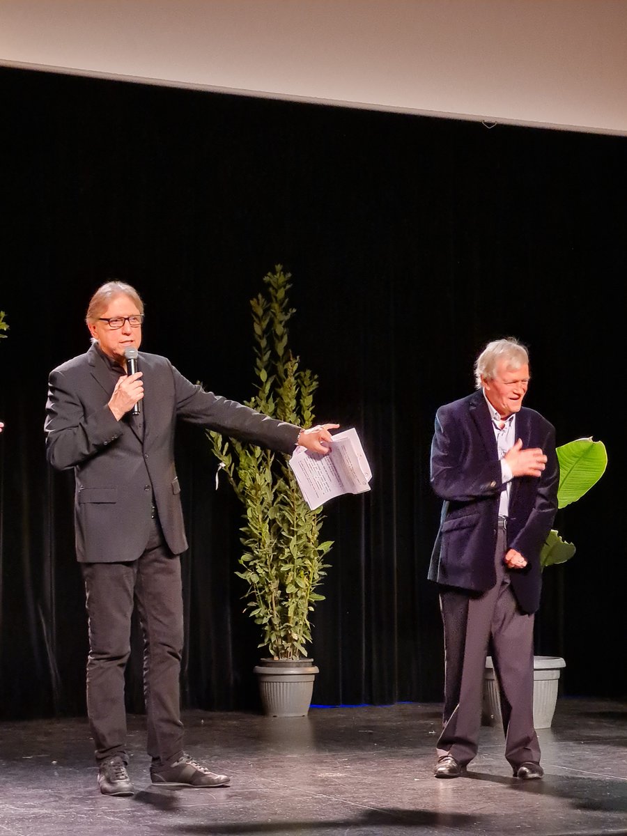 VivonsLesMots's tweet photo. 👏🏆Soirée de clôture du salon avec remise des prix des lauréats du concours Vivons les mots 2021🥳🥂 https://t.co/rt9CzN7IZU