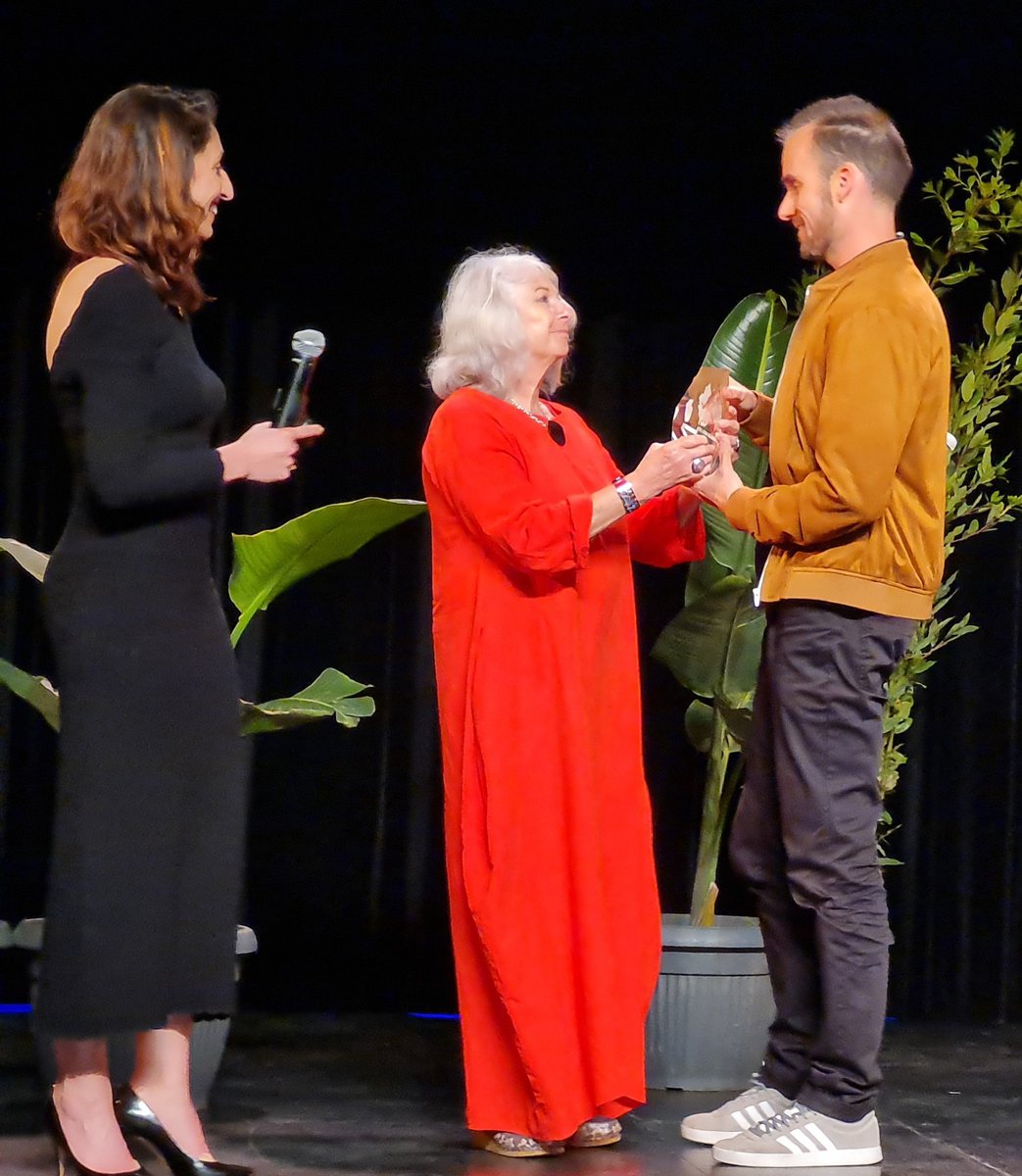 VivonsLesMots's tweet photo. 👏🏆Soirée de clôture du salon avec remise des prix des lauréats du concours Vivons les mots 2021🥳🥂 https://t.co/rt9CzN7IZU