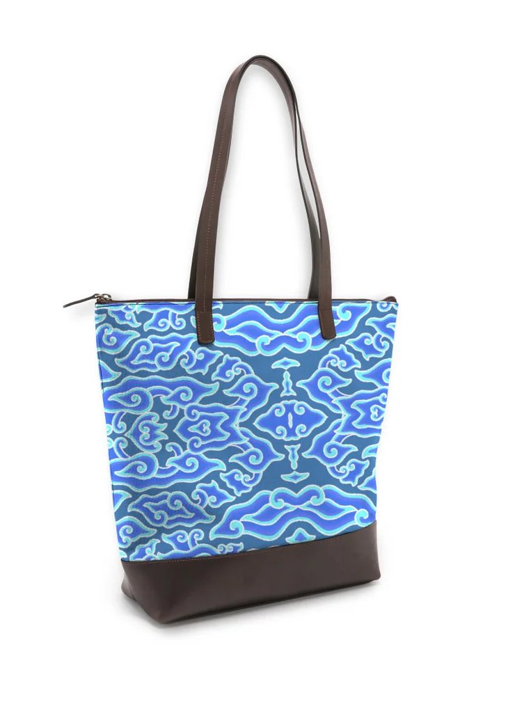 MDStudioArt's tweet image. Explore the new VIDA collection! My favorite is Batik Motif Megamendung @shopVIDA  

#batik #batikindonesia #batikmegamendung #traditionalart #indonesianheritage #womenbag #womenfashion 

shopvida.com/products/batik…