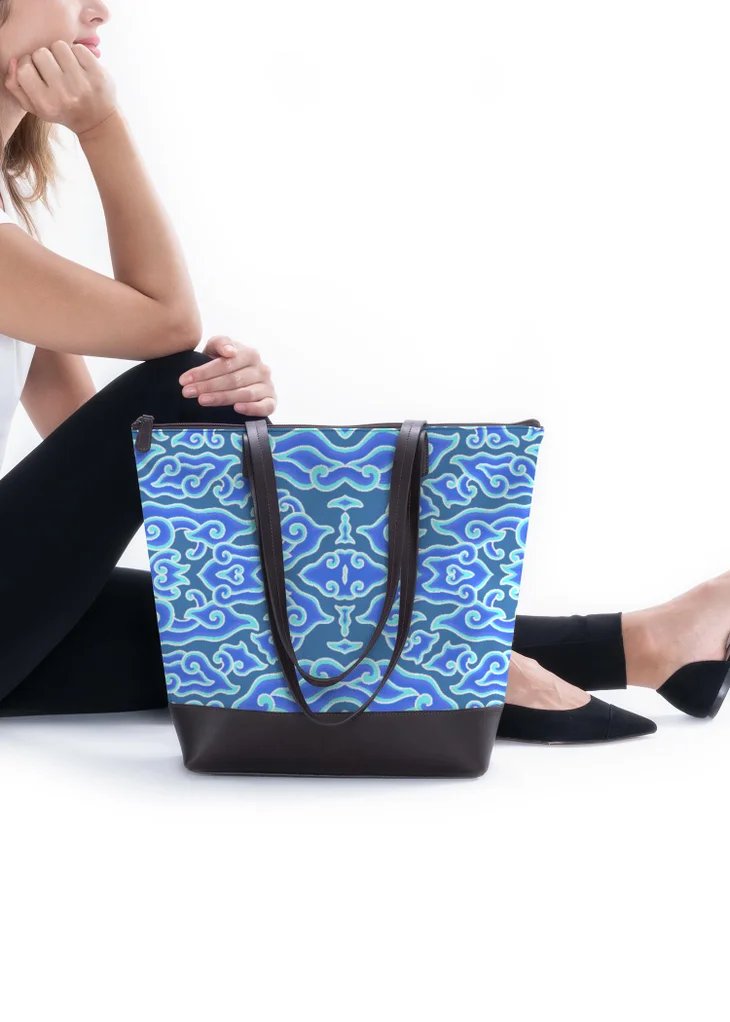 MDStudioArt's tweet image. Explore the new VIDA collection! My favorite is Batik Motif Megamendung @shopVIDA  

#batik #batikindonesia #batikmegamendung #traditionalart #indonesianheritage #womenbag #womenfashion 

shopvida.com/products/batik…
