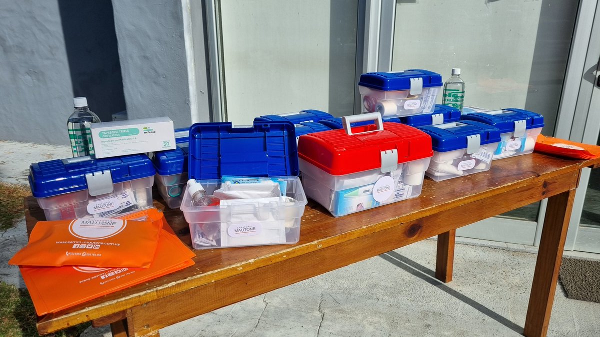 emekavoces's tweet photo. 🇺🇾🚔 #PuntaDelEste La Comisión de Colaboración Policial de destacamento #URPM de Punta del Este recibió botiquines de primeros auxilios para las patrullas. Fueron completados los kits por @SEMMMautone que además se encargará mensual o a requerimientos de los elementos necesarios https://t.co/kWMRW1INVE