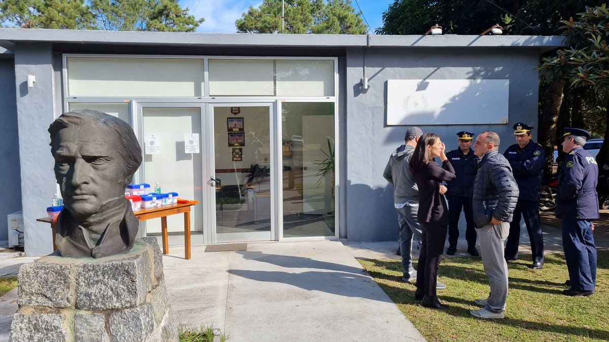 emekavoces's tweet photo. 🇺🇾🚔 #PuntaDelEste La Comisión de Colaboración Policial de destacamento #URPM de Punta del Este recibió botiquines de primeros auxilios para las patrullas. Fueron completados los kits por @SEMMMautone que además se encargará mensual o a requerimientos de los elementos necesarios https://t.co/kWMRW1INVE