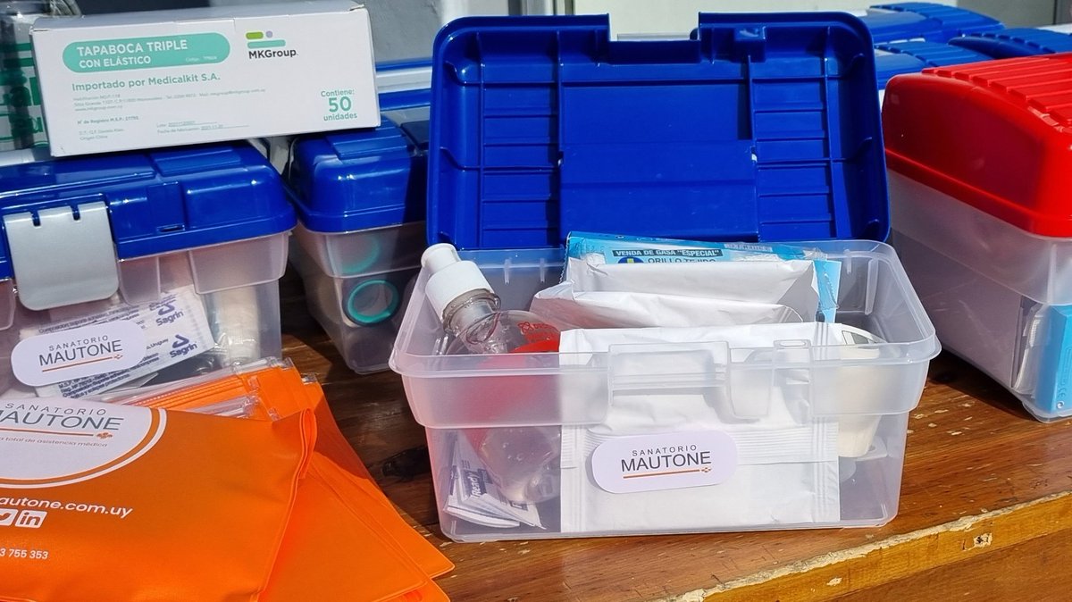 emekavoces's tweet photo. 🇺🇾🚔 #PuntaDelEste La Comisión de Colaboración Policial de destacamento #URPM de Punta del Este recibió botiquines de primeros auxilios para las patrullas. Fueron completados los kits por @SEMMMautone que además se encargará mensual o a requerimientos de los elementos necesarios https://t.co/kWMRW1INVE