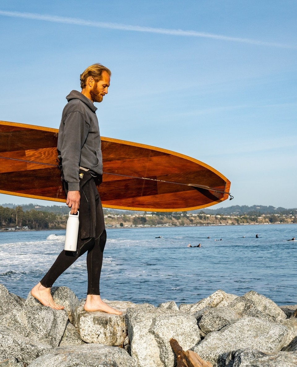 Bottles made to work with your lifestyle 🏄🏼‍♂️ 

Whether you're running to catch a wave, hiking your way up a mountain, or simply just existing, our 32oz Wide Mouth Bottles will keep you hydrated as can be. bit.ly/3FY3Nr7