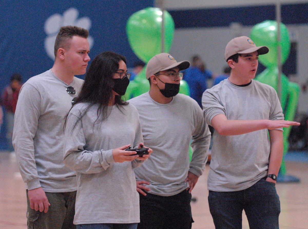 NCSSS_STEM's tweet image. Illinois first #NJROTC #DroneCompetition held at Wheeling High School. According to Wheeling’s #NavalScience instructor, the @USNavy gave money to schools with NJROTC to buy #drones — to spark interest in drones and #STEM.

ow.ly/T9be50J9mtw @Wheeling_Cats #STEMschools