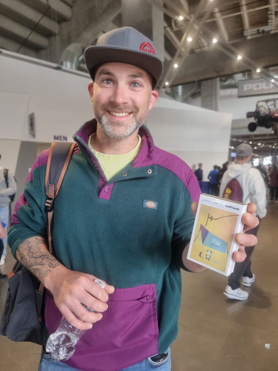 CValleyCampers's tweet photo. @Corso52 @veecon Winning a @veefriends ledger, then seeing @garyvee walking through the stadium and he signed it for me 🤯🤯🤯 

Core memory right there 

(I then flipped it and am now able to start my veefriends nft journey ❤❤❤) https://t.co/lWdQbWfSd2