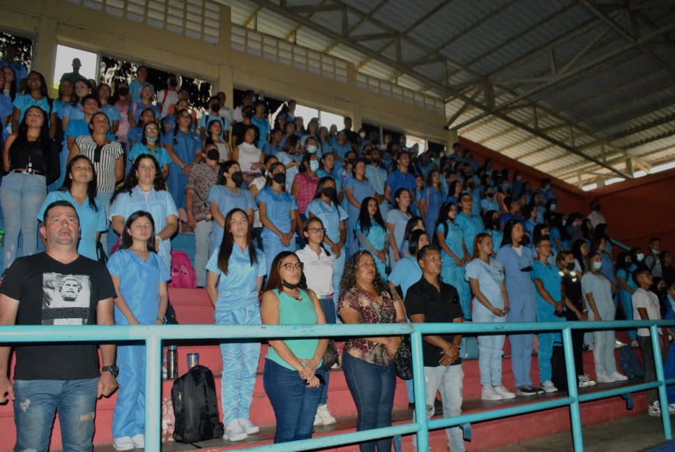 En el Gimnasio cubierto de la Unerg, se realizó el acto especial para darle la bienvenida aproximadamente a 700 nuevos estudiantes de Odontología, la actividad contó con la presencia del rector <a href="/JosngelTT1/">José Ángel Torrealba Torres</a>.

<a href="/NicolasMaduro/">Nicolás Maduro</a> 
@TibisayLucena8 
<a href="/josemvasquez/">José Vásquez</a> 
<a href="/RafaelMaracay21/">Rafael Morales</a>