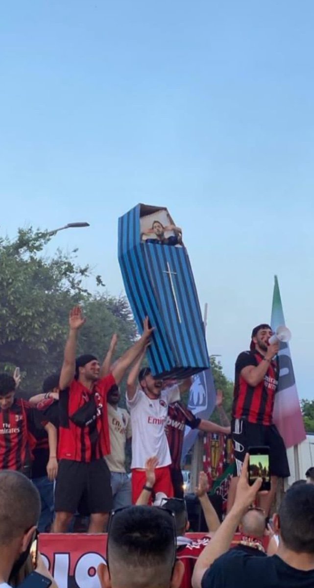 ArkaBesliForum's tweet photo. Milan taraftarı Hakan Çalhanoğlu ile alay etti. https://t.co/Z2CNBADHFr
