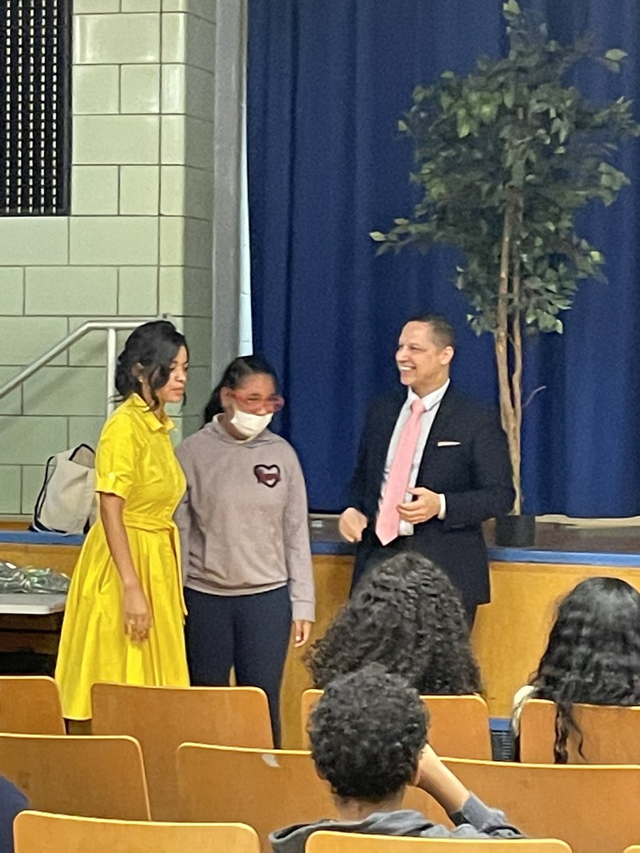 ddc427's tweet photo. Thank you @DrRamonGonzale1 for your wonderful presentation and for accepting one of our 5th Grade graders into your school! Onward and upward! @OrtizBonnie @StephanieFlete @Nalex4112 https://t.co/kEKa6wMPjh