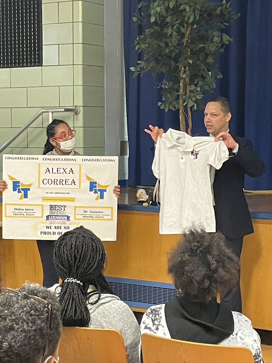 ddc427's tweet photo. Thank you @DrRamonGonzale1 for your wonderful presentation and for accepting one of our 5th Grade graders into your school! Onward and upward! @OrtizBonnie @StephanieFlete @Nalex4112 https://t.co/kEKa6wMPjh
