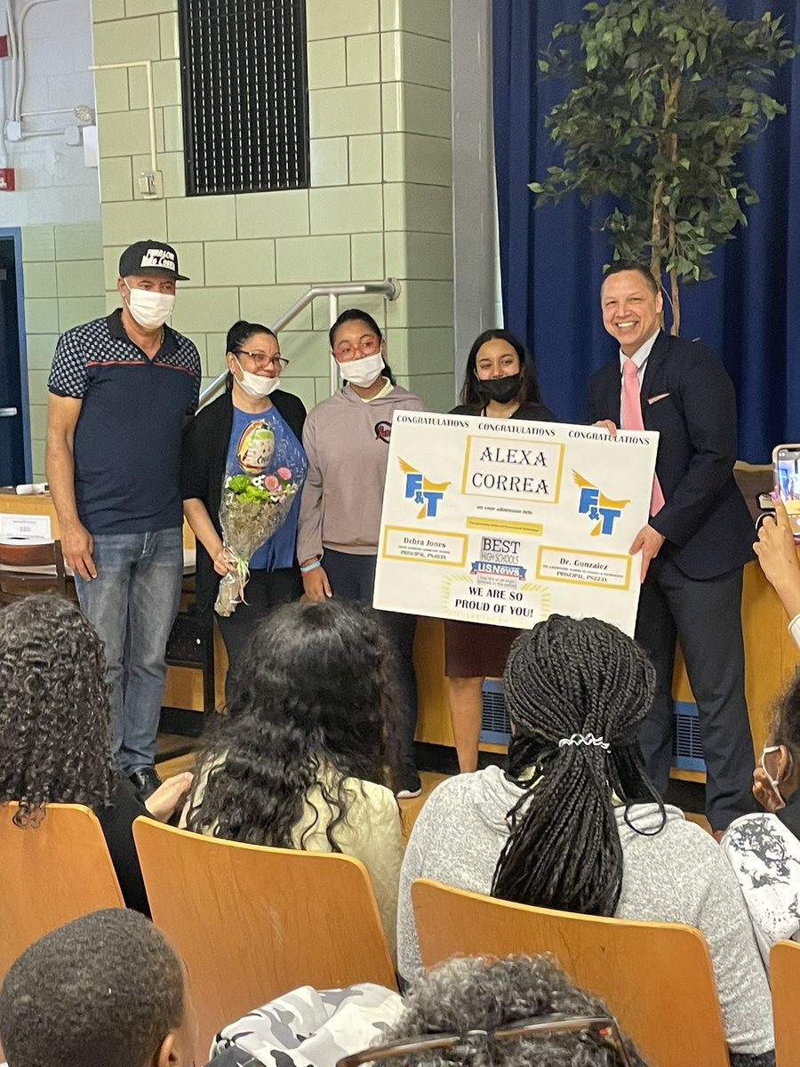 ddc427's tweet photo. Thank you @DrRamonGonzale1 for your wonderful presentation and for accepting one of our 5th Grade graders into your school! Onward and upward! @OrtizBonnie @StephanieFlete @Nalex4112 https://t.co/kEKa6wMPjh