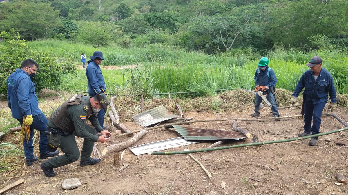 CARCDMB's tweet photo. Vuelve y juega. Insisten en invadir el predio de la CDMB situado en la calle 45 de #Bucaramanga, en zona #DRMI.
Durante el más reciente operativo dos personas fueron capturadas en flagrancia por el delito de afectación a áreas protegidas.
@PoliciaBmanga
@AlcaldiaBGA https://t.co/EpDcTaaKCb