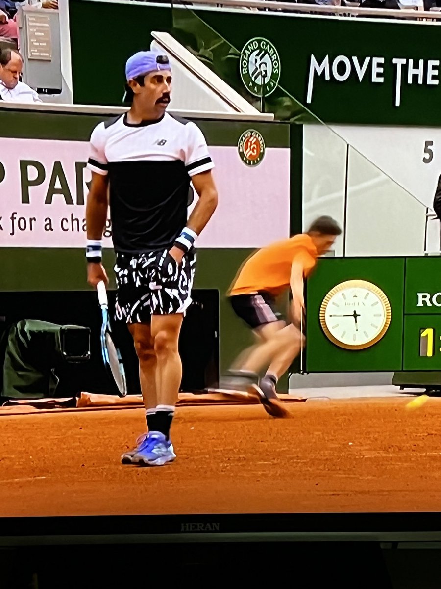 chenphoebs's tweet photo. Me: watching French Open (Nadal vs. Thompson).
My sis: coming out from her room, glanced at the TV and said: he (Jordan) looks like someone.
Me: ??
A few minutes later, she sent me a screenshot of her answer.#FrenchOpen #despicableme #bratt https://t.co/PLTwXOLadF