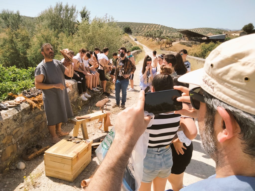 CINHDe's tweet photo. 👉Charla sobre los zapateros en época romana🩰
📷Esta actividad la realizamos la semana pasada en el yacimiento arqueológico de Salaria.
#gruporecreacion #certamennovelahistorica #zapatero #sutor https://t.co/6R4wWOU321