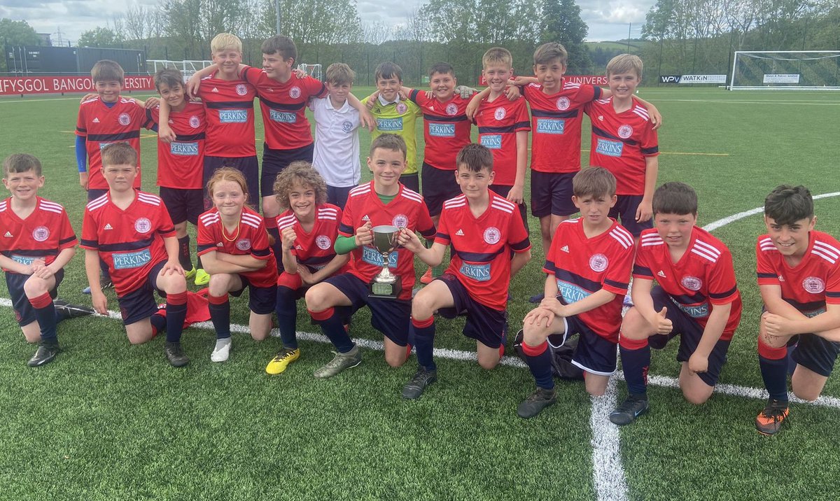 Llongyfarchiadau i dîm bl.7,Pencampwyr Ysgolion Gwynedd dan 12 heddiw.12 o ysgolion y sir wedi cystadlu, a Syr Hugh yn fuddugol yn y ffeinal o giciau o’r smotyn yn erbyn ysgol Brynrefail.#cofis⚽️🏆#champione