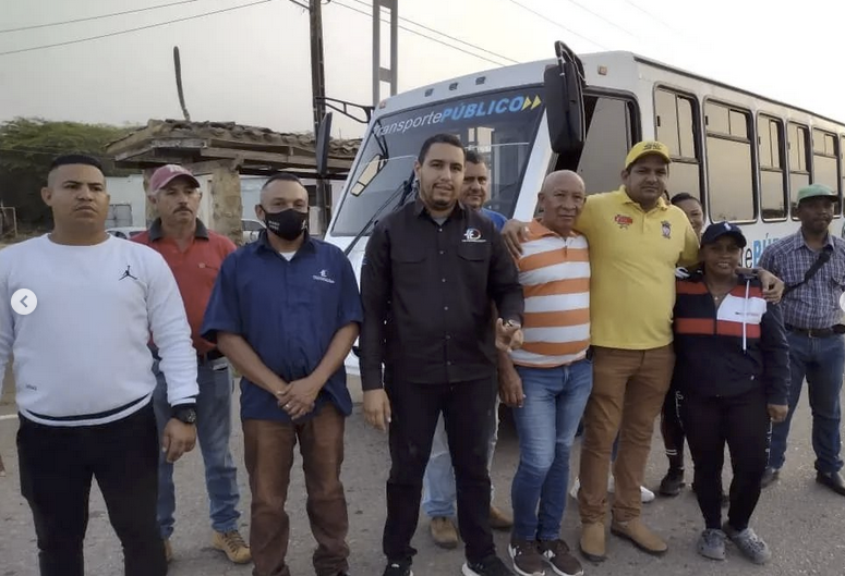 nuevodiaenlinea's tweet photo. #NuevoDía |El presidente de #Transfalcon Reinaldo Chirinos activó 2 rutas suburbanas para los municipios Píritu y Tocópero en compañía del alcalde Yolfran Cuauro y la alcaldesa Yoly Blanco .#Falcon

Más detalles AQUÍ https://t.co/WDEf1xltrF #NuevoDía #NoticiasNuevoDía https://t.co/omp5UreEzE