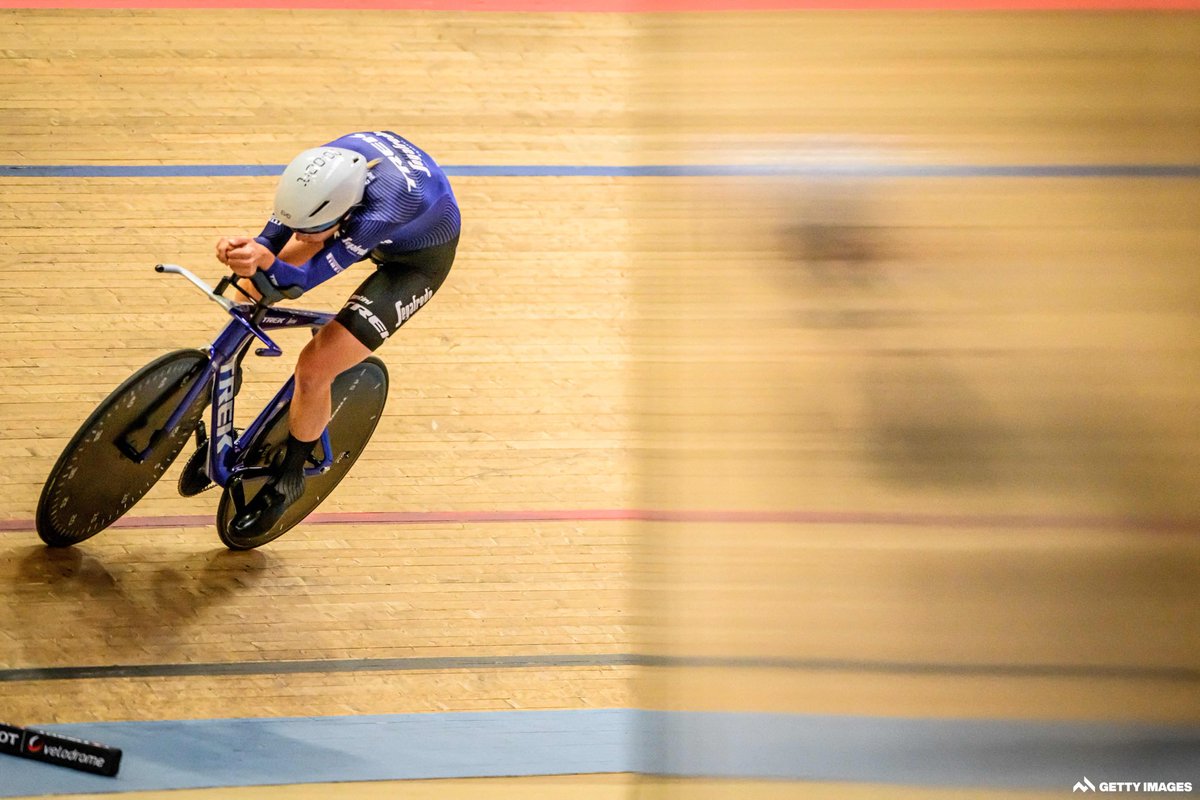cyclingtips's tweet photo. A new women's #HourRecord has been set — 49.254 KM. Chapeau, #EllenvanDijk! https://t.co/5OBUCkyr9v