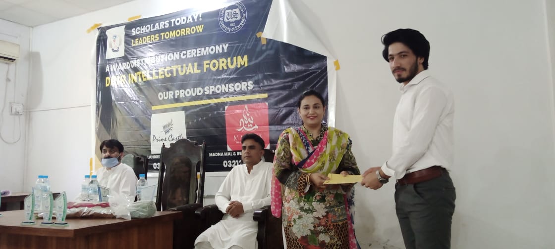 dpir_if's tweet photo. Convener @dpir_if Dr. Asiya Saif Alvi awarding the position holders with cash prizes.
#dpir_Intellectual_Forum #dpir #Forum #awardwinners #universityofSargodha https://t.co/1T7ol6dVoX