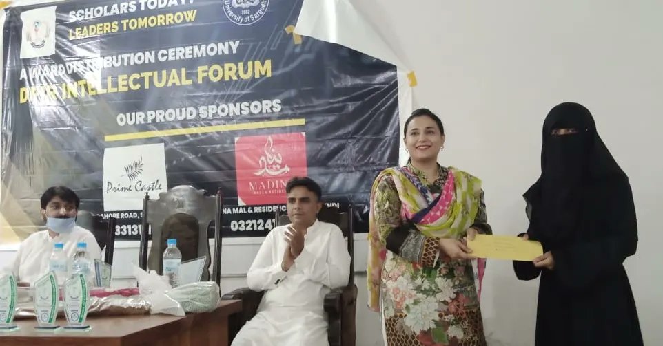 dpir_if's tweet photo. Convener @dpir_if Dr. Asiya Saif Alvi awarding the position holders with cash prizes.
#dpir_Intellectual_Forum #dpir #Forum #awardwinners #universityofSargodha https://t.co/1T7ol6dVoX