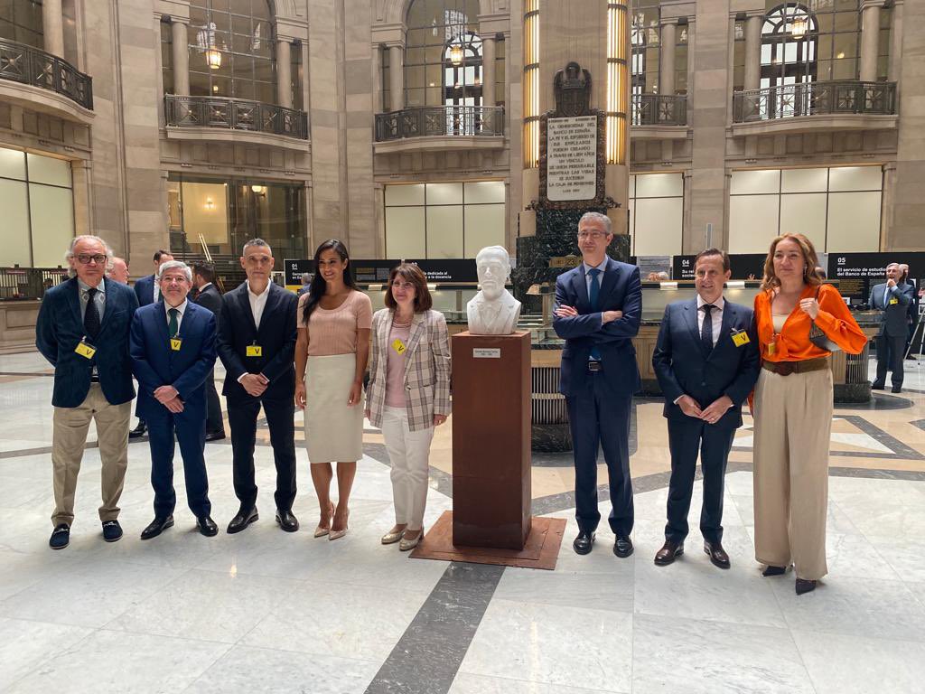 Queda oficialmente inaugurada nuestra exposición en @BancoDeEspana, con el gobernador #bdeHdeCos, @begonavillacis Vicealcaldesa de Madrid, la @RectoraUA, Pedro Algarra de @F_GermanBerncer, Ramón Bernácer, representante de familia Bernácer y Enar Ruiz, directora de la @catedraGB