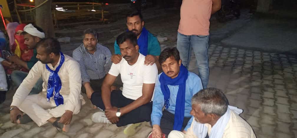 Sandeep70419835's tweet photo. भीम आर्मी की पूरी टीम दिल्ली में  नजफगढ़ थाना जफरपुर 10 दिन से लापता लड़की की लाश मेहम रोहतक में पाई गई बॉडी को लेकर धरने पर बैठे @BhimArmyChief @VinayRatanSingh @HimanshuValmi13 @MaheshPahwalASP @shiv__ASP @riya_bagri @HarpalValmiki @KotwalMeena @BabitaGautam_ https://t.co/6opAIiwzKq