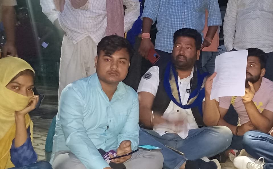 Sandeep70419835's tweet photo. भीम आर्मी की पूरी टीम दिल्ली में  नजफगढ़ थाना जफरपुर 10 दिन से लापता लड़की की लाश मेहम रोहतक में पाई गई बॉडी को लेकर धरने पर बैठे @BhimArmyChief @VinayRatanSingh @HimanshuValmi13 @MaheshPahwalASP @shiv__ASP @riya_bagri @HarpalValmiki @KotwalMeena @BabitaGautam_ https://t.co/6opAIiwzKq