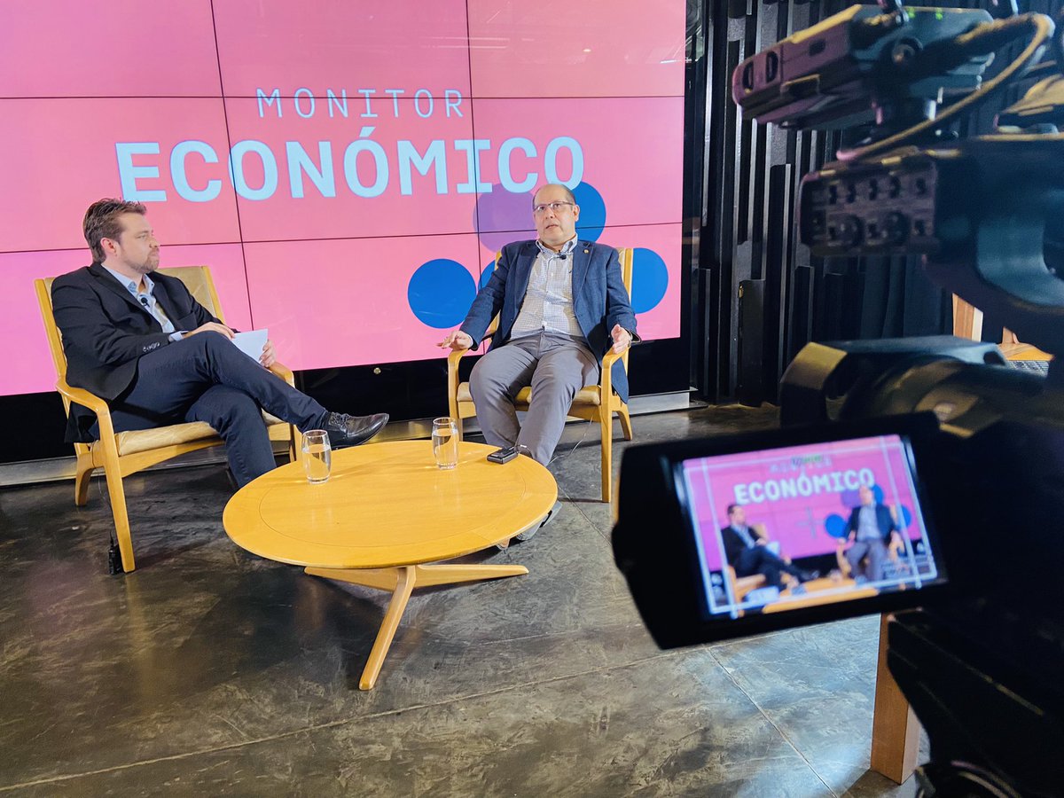 acostasamu's tweet photo. Guillermo Parra, de #Dicapar dijo que es mentira que se esté especulando con los precios de los combustibles y un grave error que se vea la variable del valor petróleo para fijar el precio local. “En PY se compra producto refinado y esos precios siguen altos”, afirmó. @5diasPY https://t.co/MAVz2ItNUV