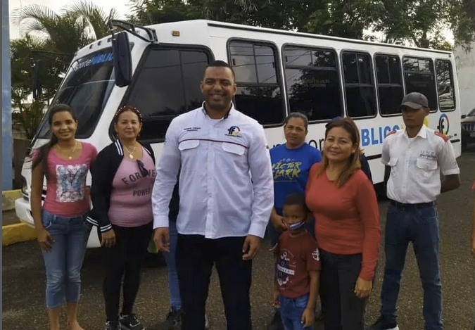 nuevodiaenlinea's tweet photo. #NuevoDía |El presidente de #Transfalcon Reinaldo Chirinos activó 2 rutas suburbanas para los municipios Píritu y Tocópero en compañía del alcalde Yolfran Cuauro y la alcaldesa Yoly Blanco .#Falcon

Más detalles AQUÍ https://t.co/WDEf1xltrF #NuevoDía #NoticiasNuevoDía https://t.co/VM8JE6N4aU