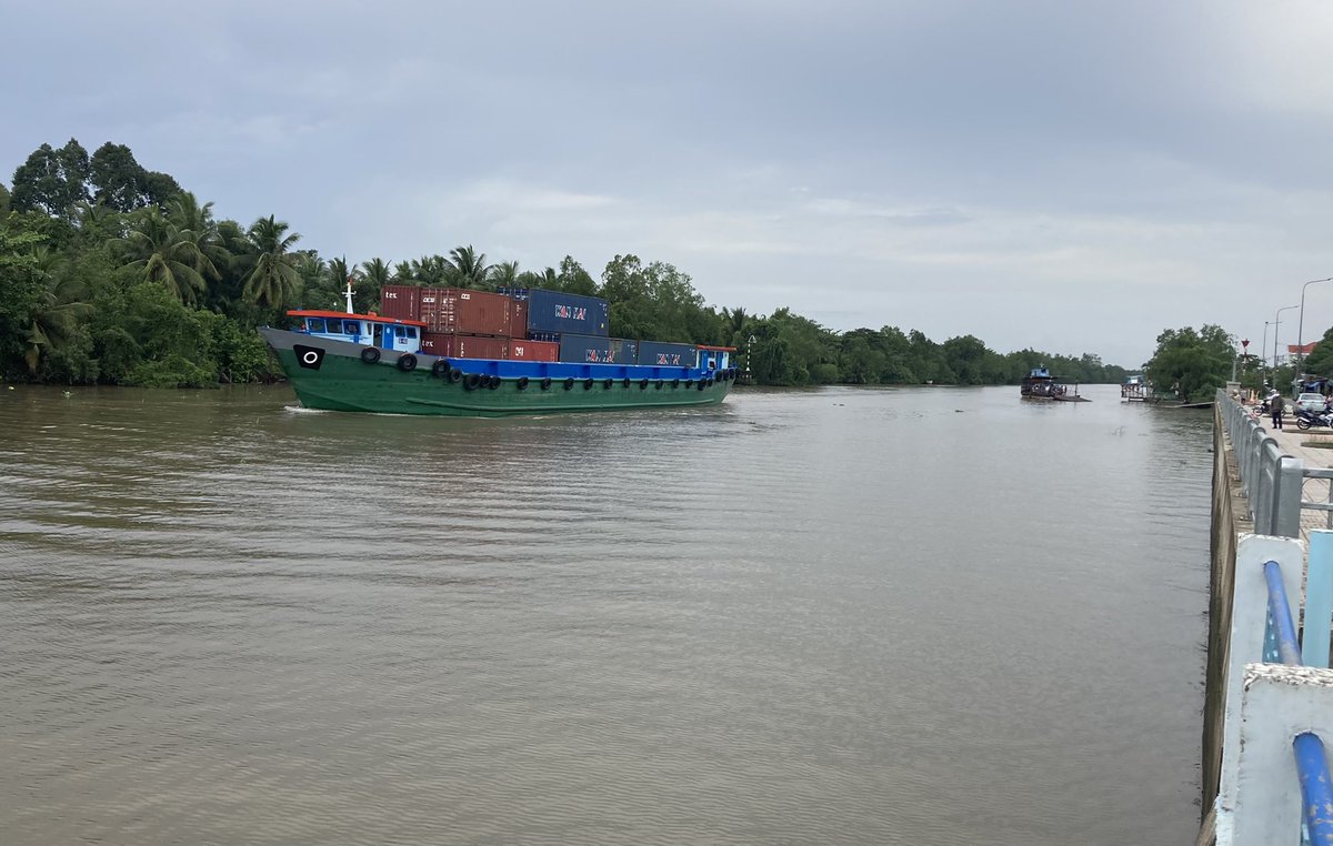 conan_herve's tweet photo. Mission d’identification @AFD_France dans la province de #VinhLong d’un projet d’#adaptation au #changementclimatique où le fleuve #MangThit est à la fois une sorte de #CanaldeSuez entre #HCMV et #CanTho mais aussi une source de #salinisation d’un vaste périmètre agricole ! https://t.co/UfN51z52rx