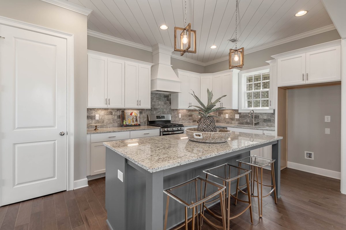 Builders_Group's tweet image. This home in High Grove is • Staged to impress • 😯 &amp;amp; yes, it’s for Sale! 
•
#highgrove #residentialconstruction #homesforsale #forsale #homebuilding #tuscaloosa #homebuilder @corderrealestate