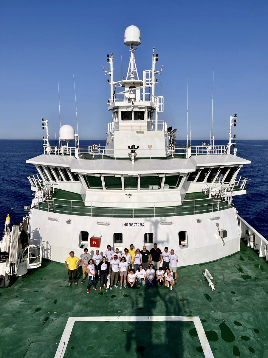 Laurcopp1's tweet photo. Nice group picture during our long transit to the Spanish waters ! @talpro22 @AbedHassoun @howbigisBelgica https://t.co/iOZ2QwfHF7