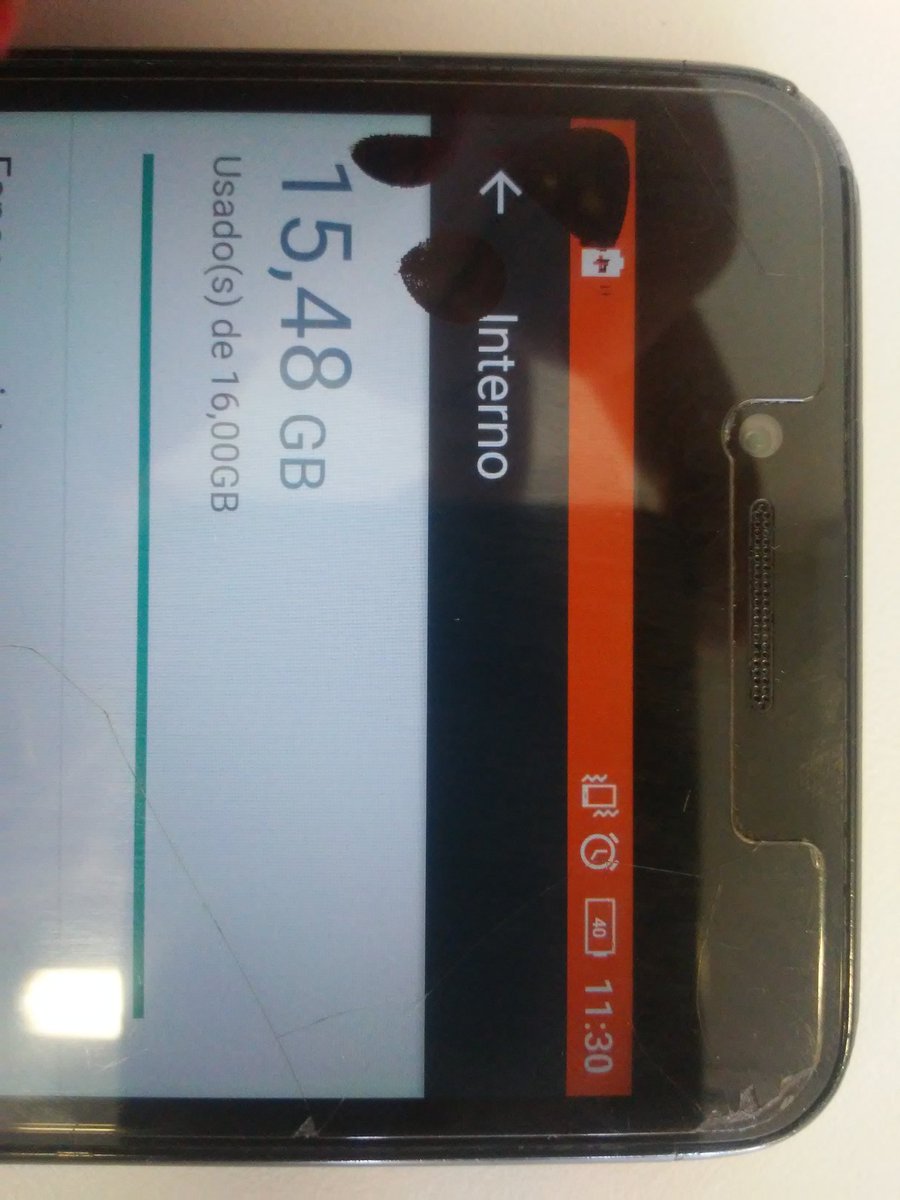 Amaya_Celf_'s tweet photo. Oiê gente. Sei que tô meio flopado, mas preciso da ajuda de vcs (um simples RT ajuda).

Esse é o estado do meu celular, eu uso ele pra desenhar e cada vez mais ele trava. Então temo que logo ele morra de vez. 
 
 + https://t.co/bQ2fzJTJhZ