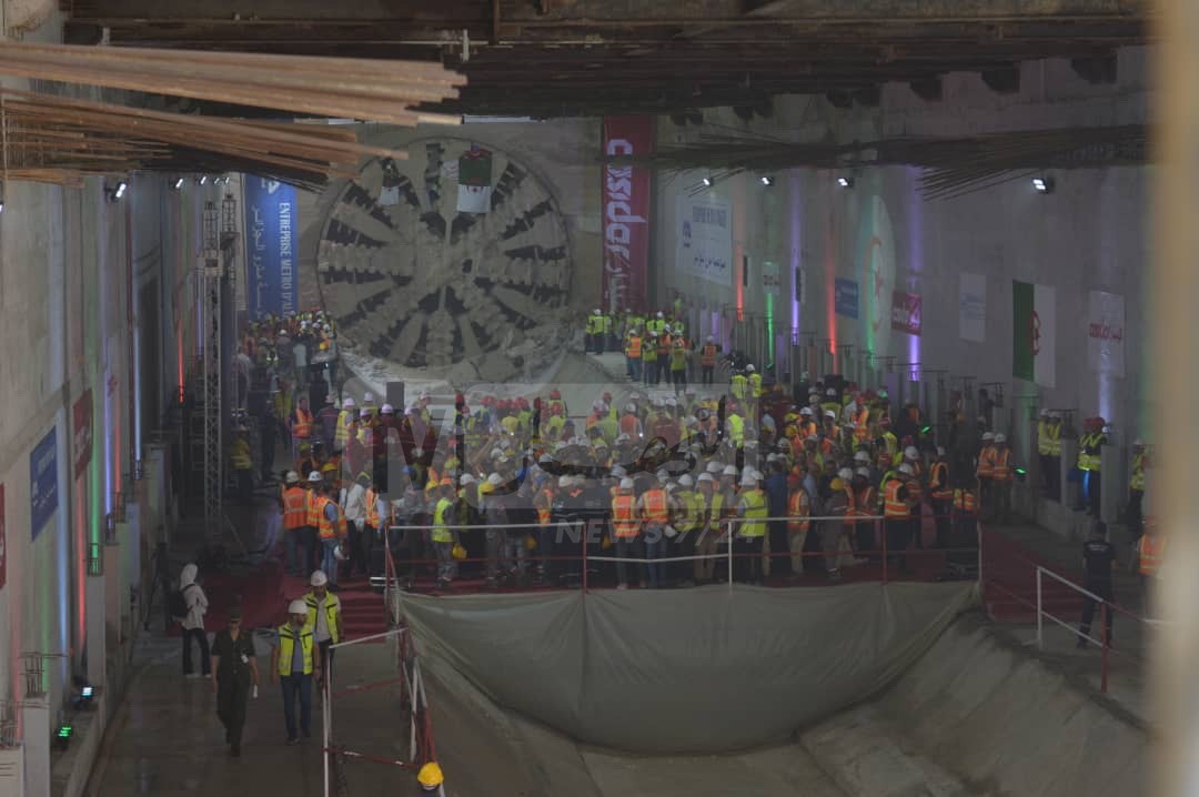TheAlgiersPost's tweet photo. 🇩🇿| L'entreprise nationale #Cosider a aujourd'hui creusé la dernière partie du tunnel à travers laquelle passera le métro algérois. Cette dernière tranche permettra de relier le métro d'#Alger jusqu'à l'aéroport international de la capitale Houari Boumediène. #Algérie https://t.co/TAaLNdRtbG