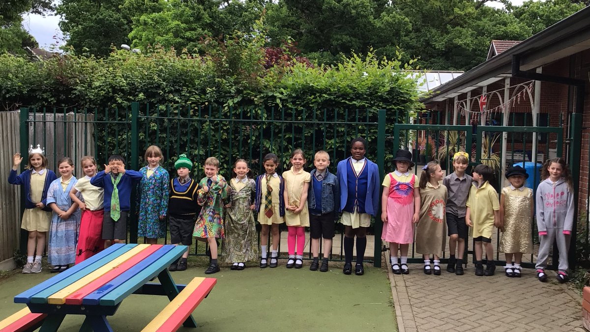 TheMarist_WB's tweet photo. A fashion timeline to help us learn about the Queen's Jubilee! 🇬🇧👑 https://t.co/fQ9SFi6HZU