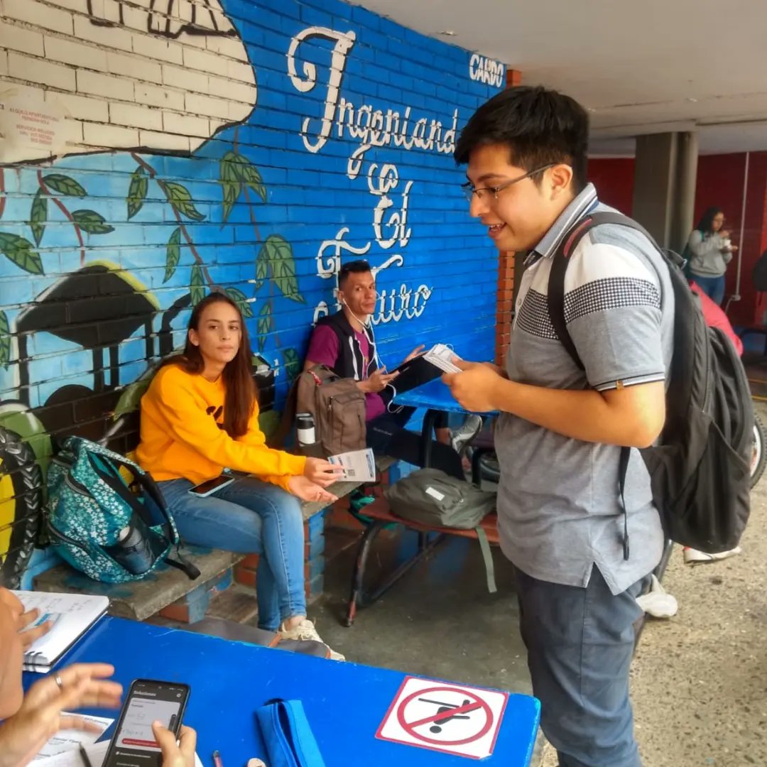 uvsomosmas's tweet photo. Seguimos en la tarea, con cada salón y estudiante que nos encontramos, explicando nuestras propuestas para llegar al CSU este 25 de mayo. #Plancha2 ✌🏽 https://t.co/lza2ihFheI