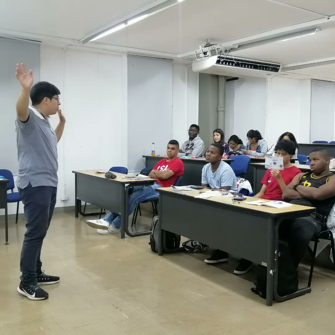 uvsomosmas's tweet photo. Seguimos en la tarea, con cada salón y estudiante que nos encontramos, explicando nuestras propuestas para llegar al CSU este 25 de mayo. #Plancha2 ✌🏽 https://t.co/lza2ihFheI