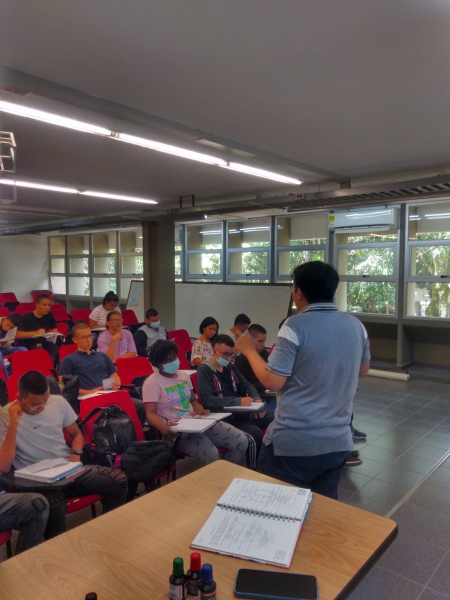uvsomosmas's tweet photo. Seguimos en la tarea, con cada salón y estudiante que nos encontramos, explicando nuestras propuestas para llegar al CSU este 25 de mayo. #Plancha2 ✌🏽 https://t.co/lza2ihFheI