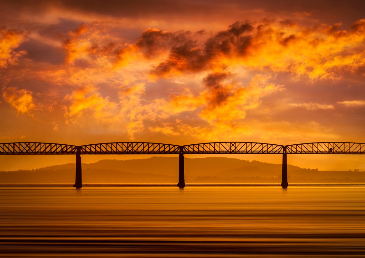 A 2 exposure blend on the Tay

#tayrailbridge #dundee #scotland