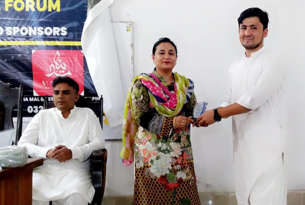 dpir_if's tweet photo. Dr. Asiya Saif Alvi, Dr. Imran Abbas and Sir Hafiz Umer distributing appreciation shields among the cabinet members of @dpir_if
#dpir #dpir_intellectual_forum #UOS @WazirAtta10 @YoungDiplomat__ @_zafarhasan https://t.co/lwj1l0Acx9