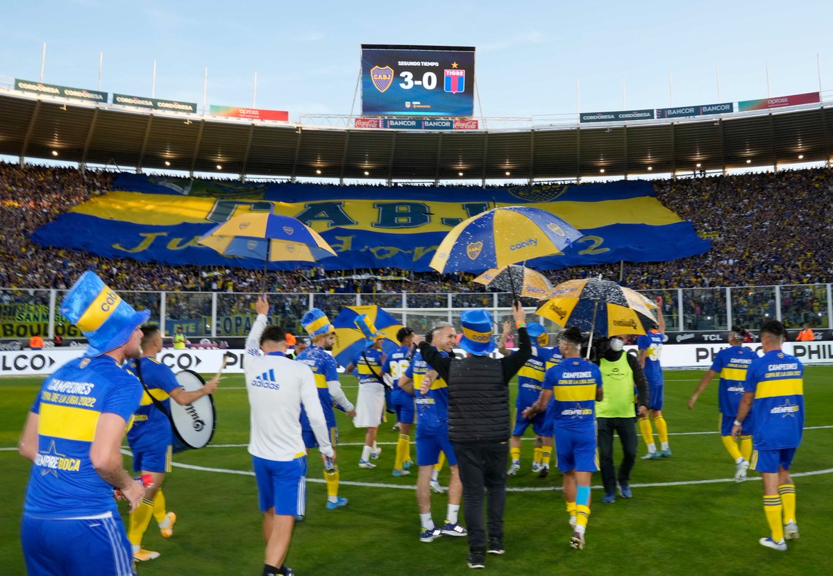 BocaJrsOficial's tweet photo. 📸 ¡SOMOS CAMPEONES OTRA VEZ! ⭐️🏆

#Siempre𝗕𝗢𝗖𝗔 https://t.co/StmeftB0GX