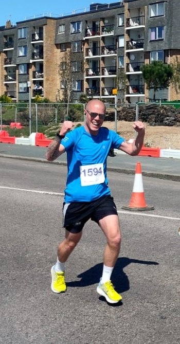 crouchys_runs's tweet photo. Love my blue Proviz kit 💙🌟 bright, reflective and super comfy. Extra little Brucie Bonus, you will stand out and be seen whether it's night or day with the reflective strips down the shorts and top 🔥👌
#myproviz @provizsports  #provis #runningkit #activewear #ukrunchat https://t.co/GozvMC6auT