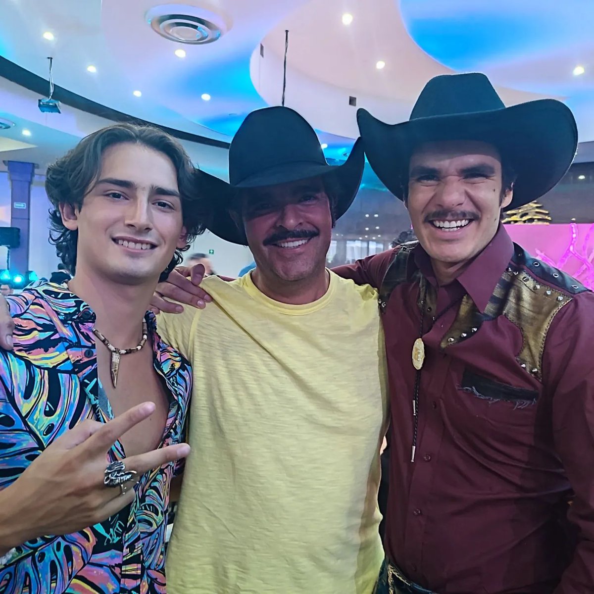 EmilioUpdates18's tweet photo. 📲| @mailomarcos vía ig de @/eduardobarajas
#EmilioOsorio https://t.co/K0QY9lHJ3J