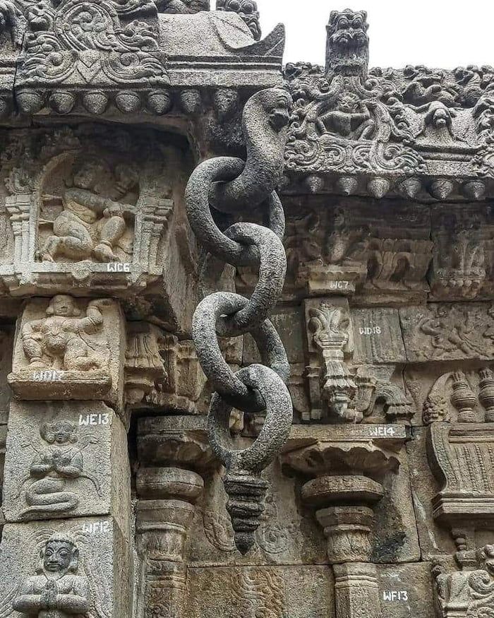 Interconnected Chain rings made out from SINGLE piece of rock that too without any joint!