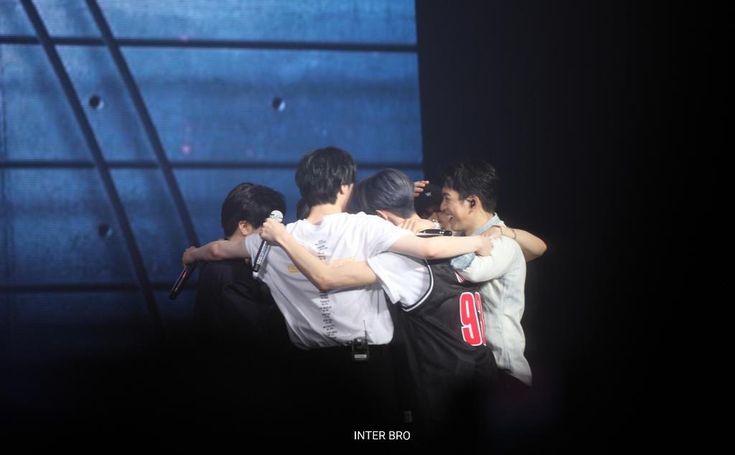 marikuebam's tweet photo. the grouphug that matters 🫠

#GOT7 #갓세븐 @GOT7 : #MARK #JAYB #JACKSON #JINYOUNG #YOUNGJAE #BAMBAM #YUGYEOM https://t.co/vKyGtIqrKS