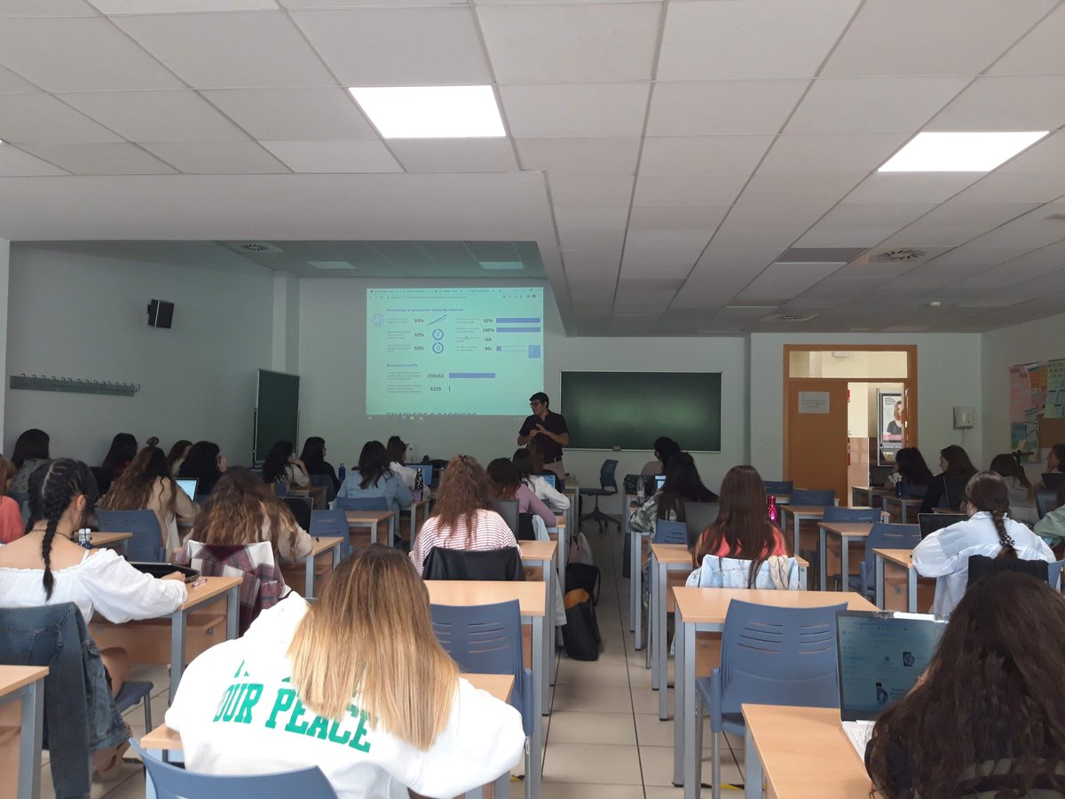 Mercede34417335's tweet photo. #DCSUVA #EstrategiasCCSS "Ciudadanía digital en la generación centenials" con el alumnado de la @feyts_uva  impartido por Daniel Jijena @RODAJIMI_ Muchas gracias por una intervención atractiva, dinámica e interactiva para conocer y afrontar los retos de la ciudadanía digital. https://t.co/tYV9hzYhbk