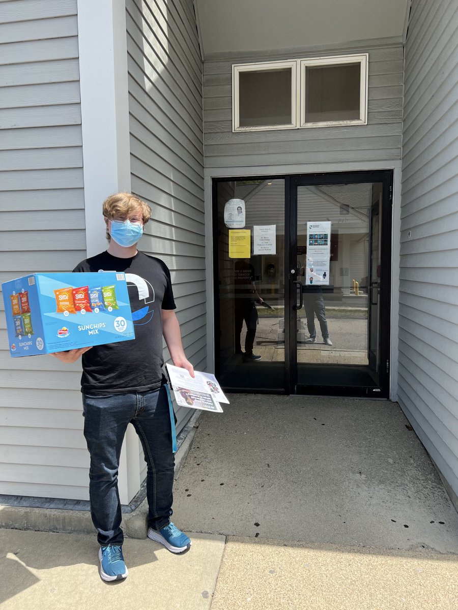 groooshka's tweet photo. Ethan and I taking advantage of them beautiful morning and dropping snack packs off to our local Nursing Heroes! @keroninc @firas_smadi @FirstNet #TeamSpivey #TeamEmeraldSquare ⁦@TheRealOurNE⁩ #OurNE https://t.co/YGlPQtcVhH