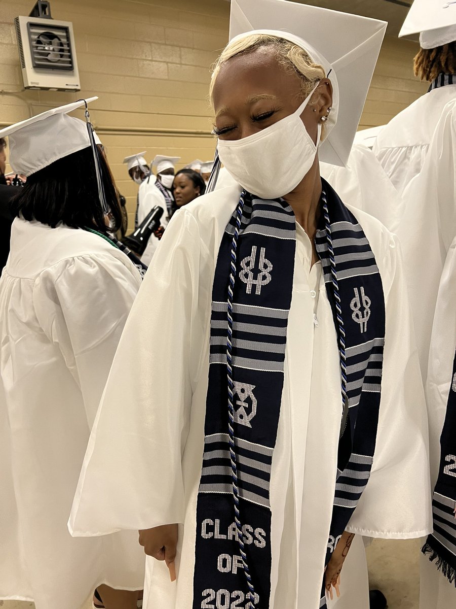 favteachJamall's tweet photo. Congratulations to the Class of 2022! A class filled with resilience. @pgcps #graduation2022 #LargoHighSchool https://t.co/Li9ej9AiYp