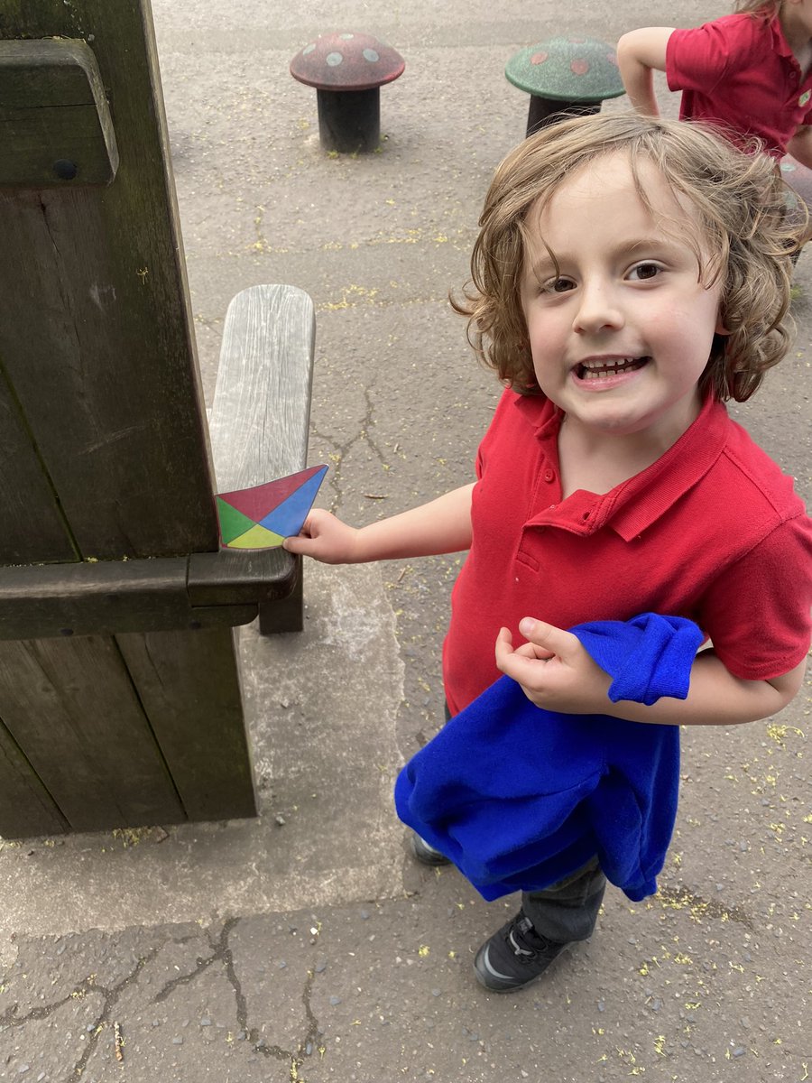 MissMurray2324's tweet photo. Great fun this afternoon out in the play ground identifying right angles 📐🕵🏻 https://t.co/dLupwE96x4